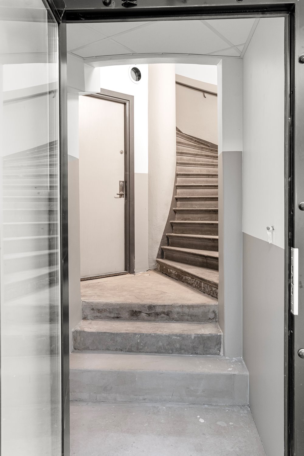 Egen ingång från trapphus med praktiska ytor och robust karaktär. Perfekt för verksamheter som vill ha avskildhet och enkel access.