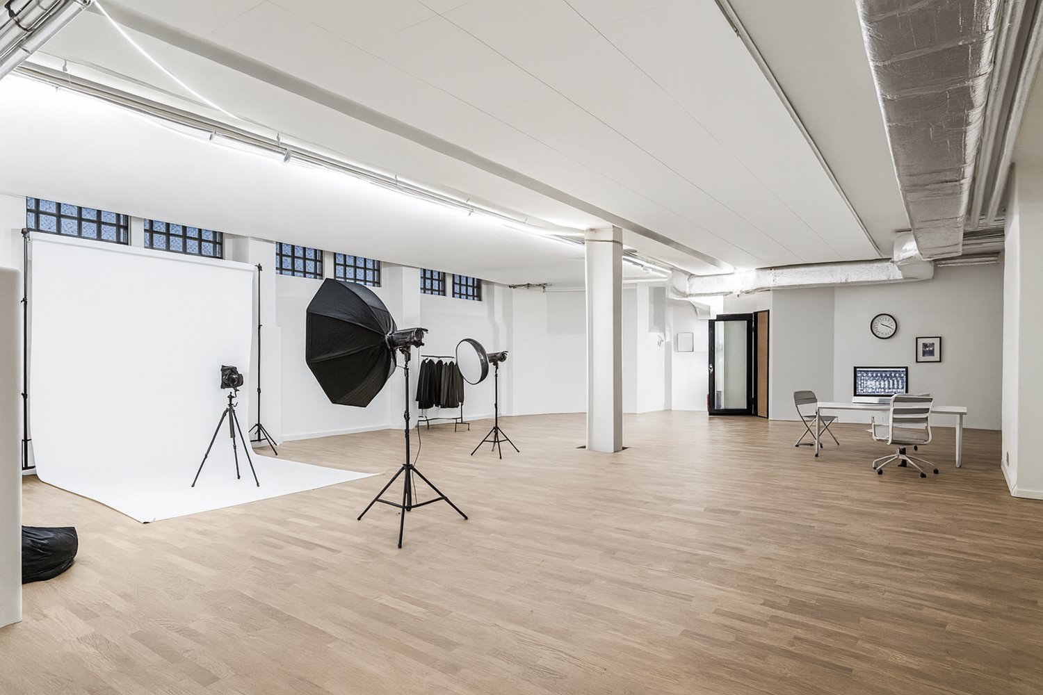 Stilrent inredd studiolokal med plats för både produktion och arbetsstationer. Nyrenoverat, öppet och anpassningsbart för flera verksamhetsbehov.