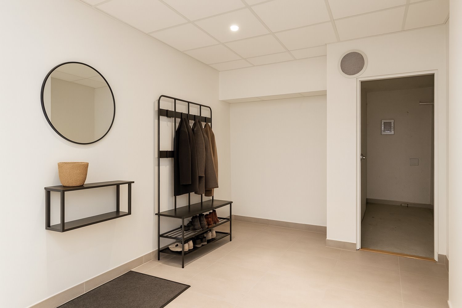 En välkomnande och nyrenoverad entré med stilren förvaring och sober färgsättning. Perfekt första intryck för både kunder och personal.