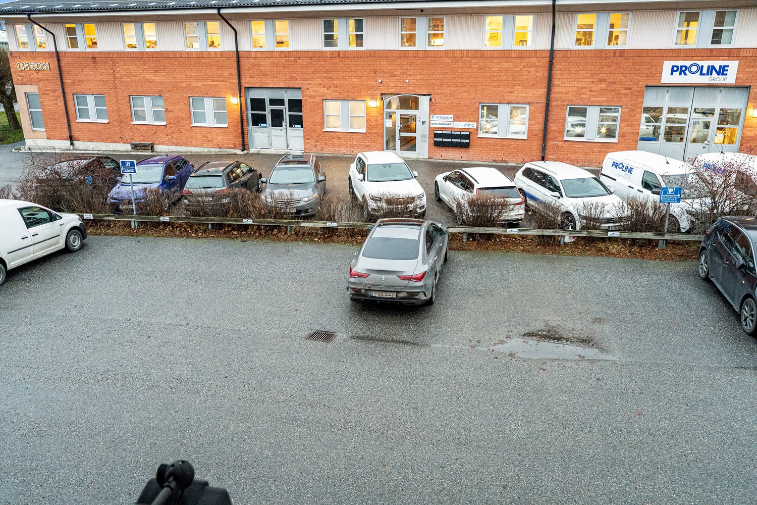 Fastigheten erbjuder god tillgänglighet med parkering direkt utanför entrén – smidigt för både personal och besökare.