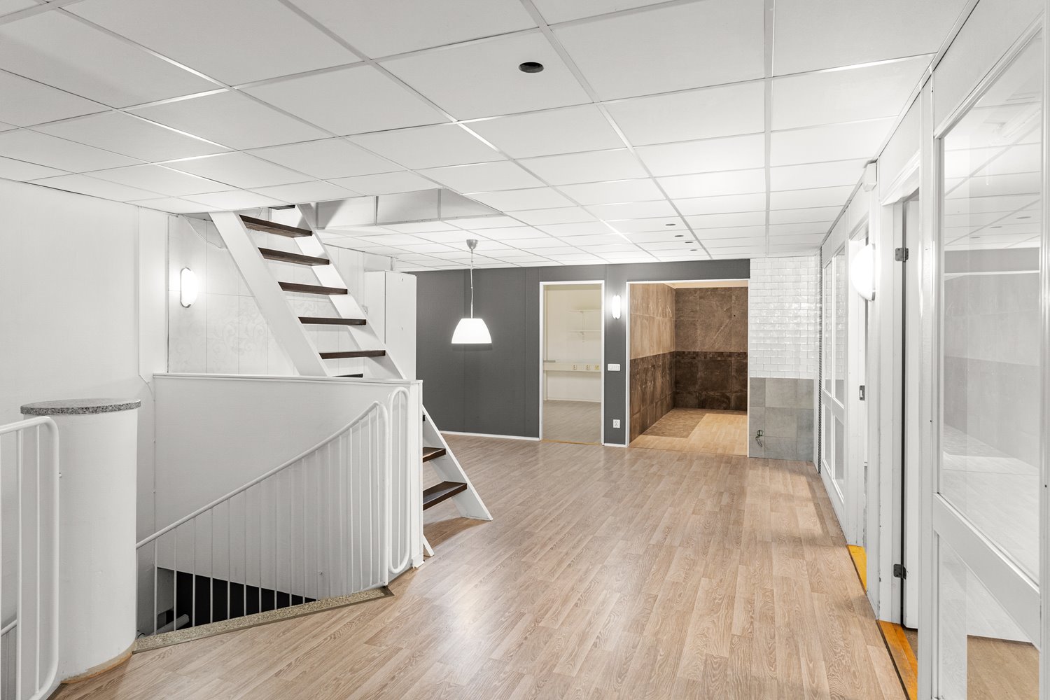 Intern trappa som skapar en tydlig och funktionell koppling mellan lokalens olika plan och avdelningar.