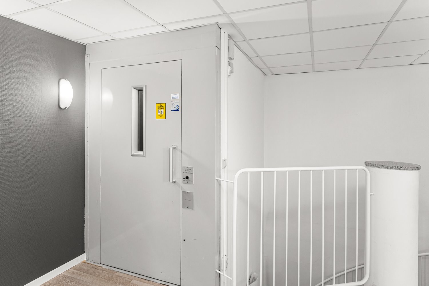 Praktisk hisslösning som underlättar logistik och tillgänglighet inom lokalen.