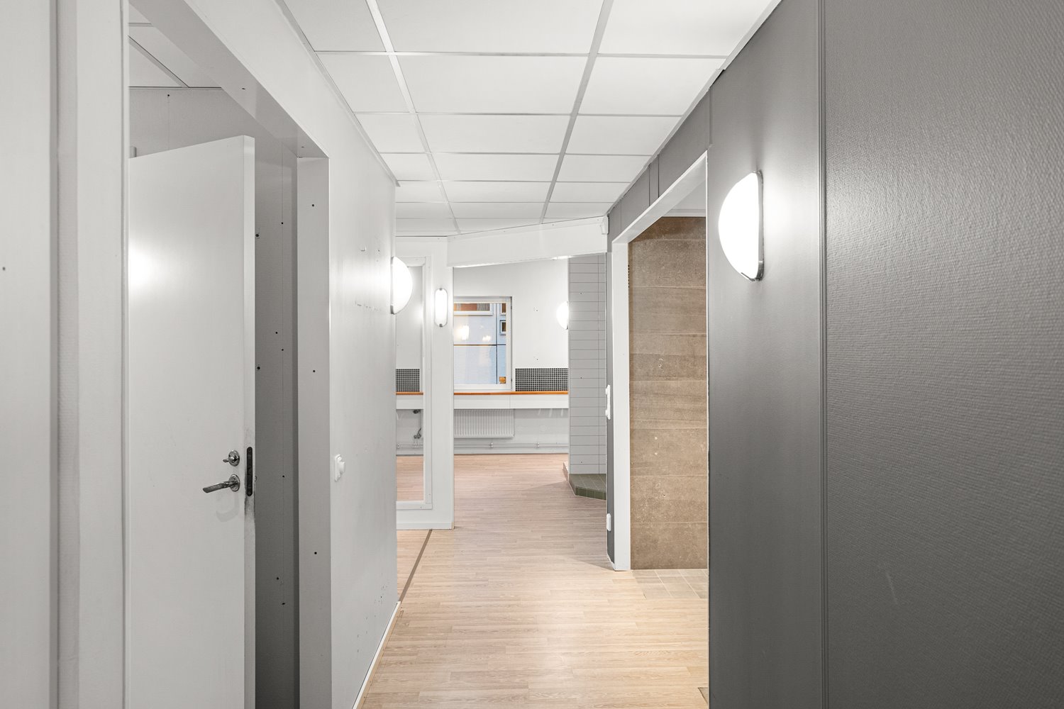 Korridor med tydlig struktur som binder samman lokalens olika delar på ett effektivt sätt.