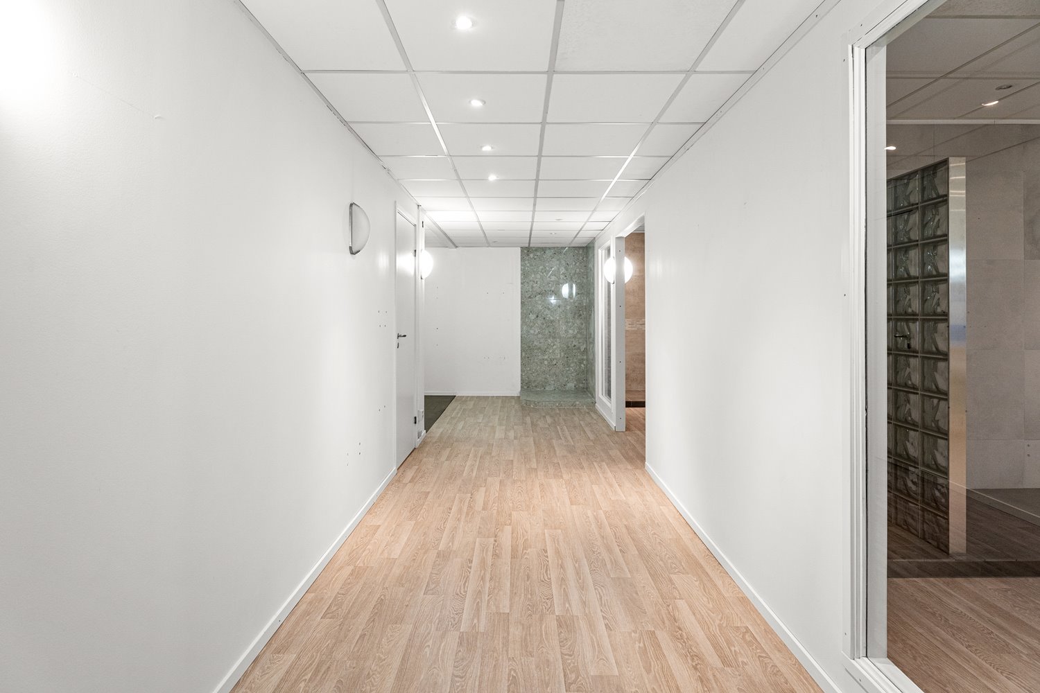 Korridor med god bredd och belysning som ger enkel orientering och effektiv intern logistik.