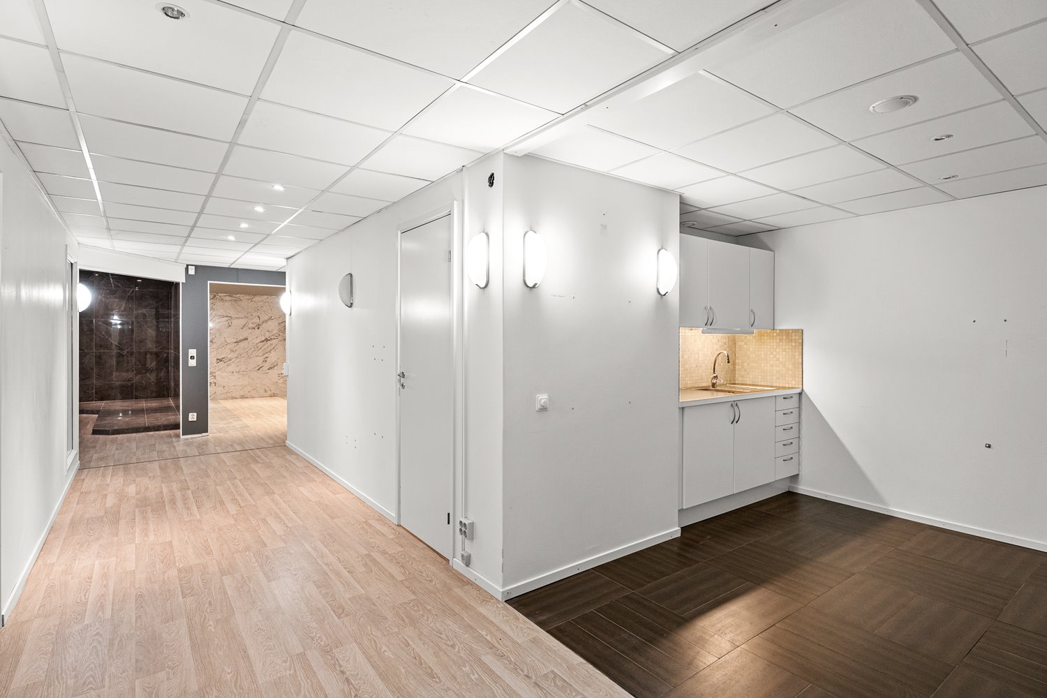 Välplanerat pentry i direkt anslutning till lokalen, med tydliga flöden vidare mot både kontor och öppna ytor.