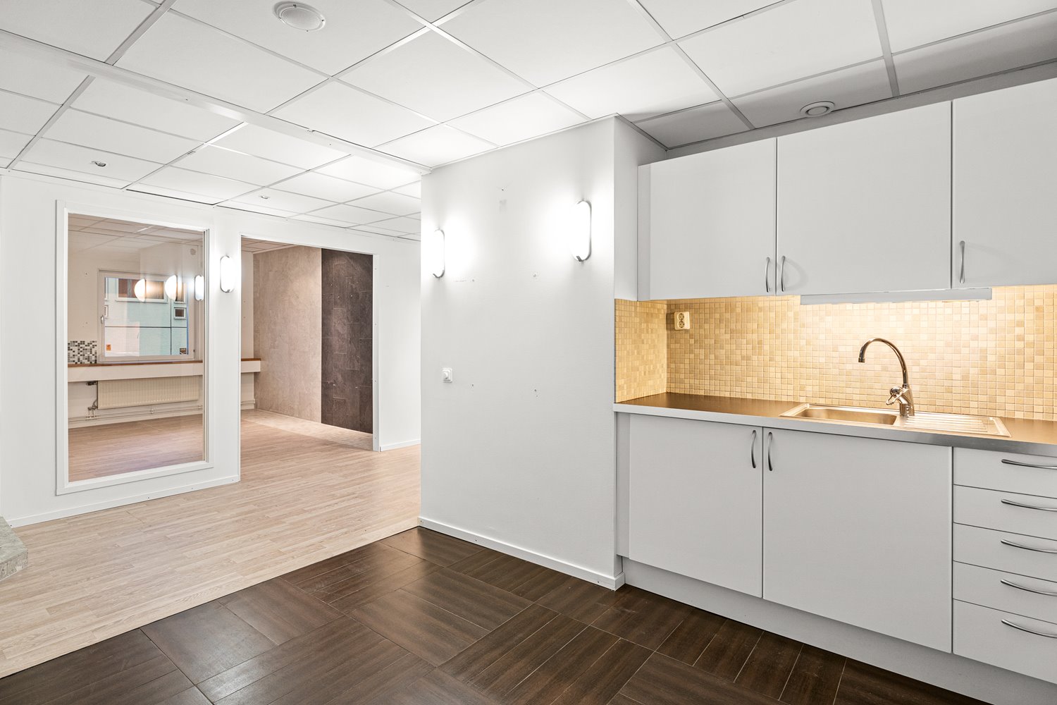 Praktiskt och stilrent pentry med bra arbetsytor – en naturlig samlingspunkt för personalen.