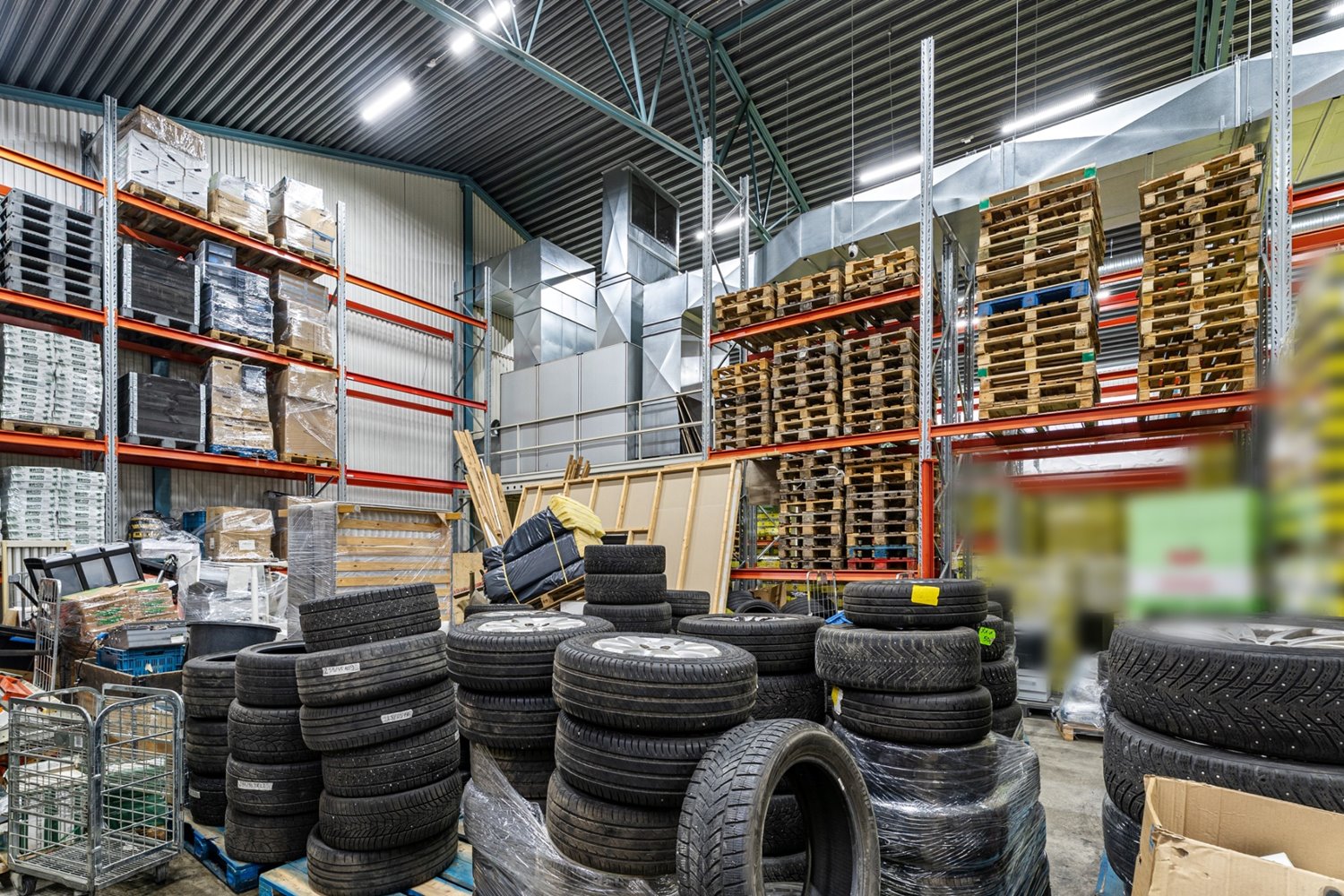 Industrilager med kraftiga pallställ och tydlig struktur för storskalig lagring
