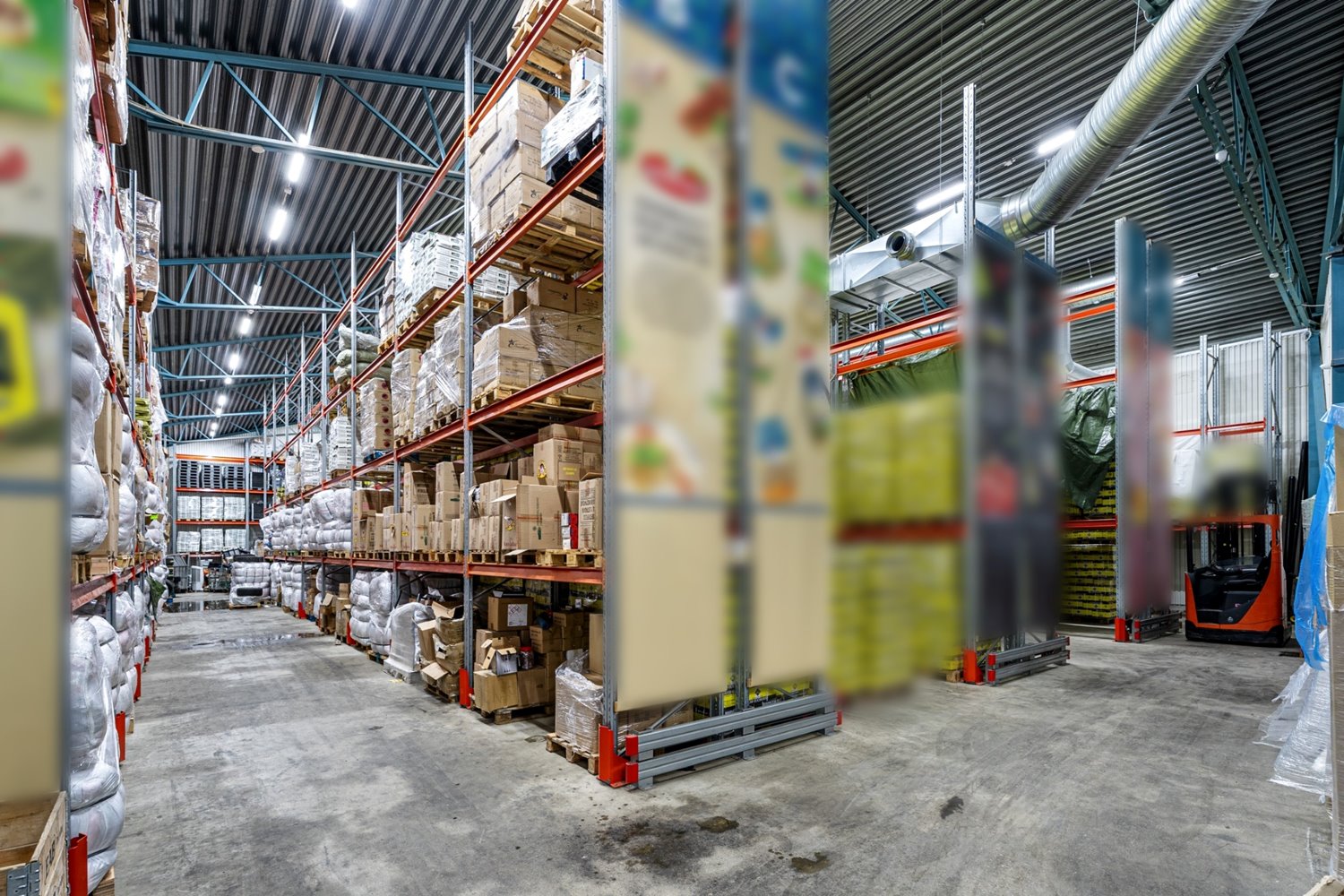 Lagergång med pallställ och generösa lagerytor anpassade för effektiv plockhantering