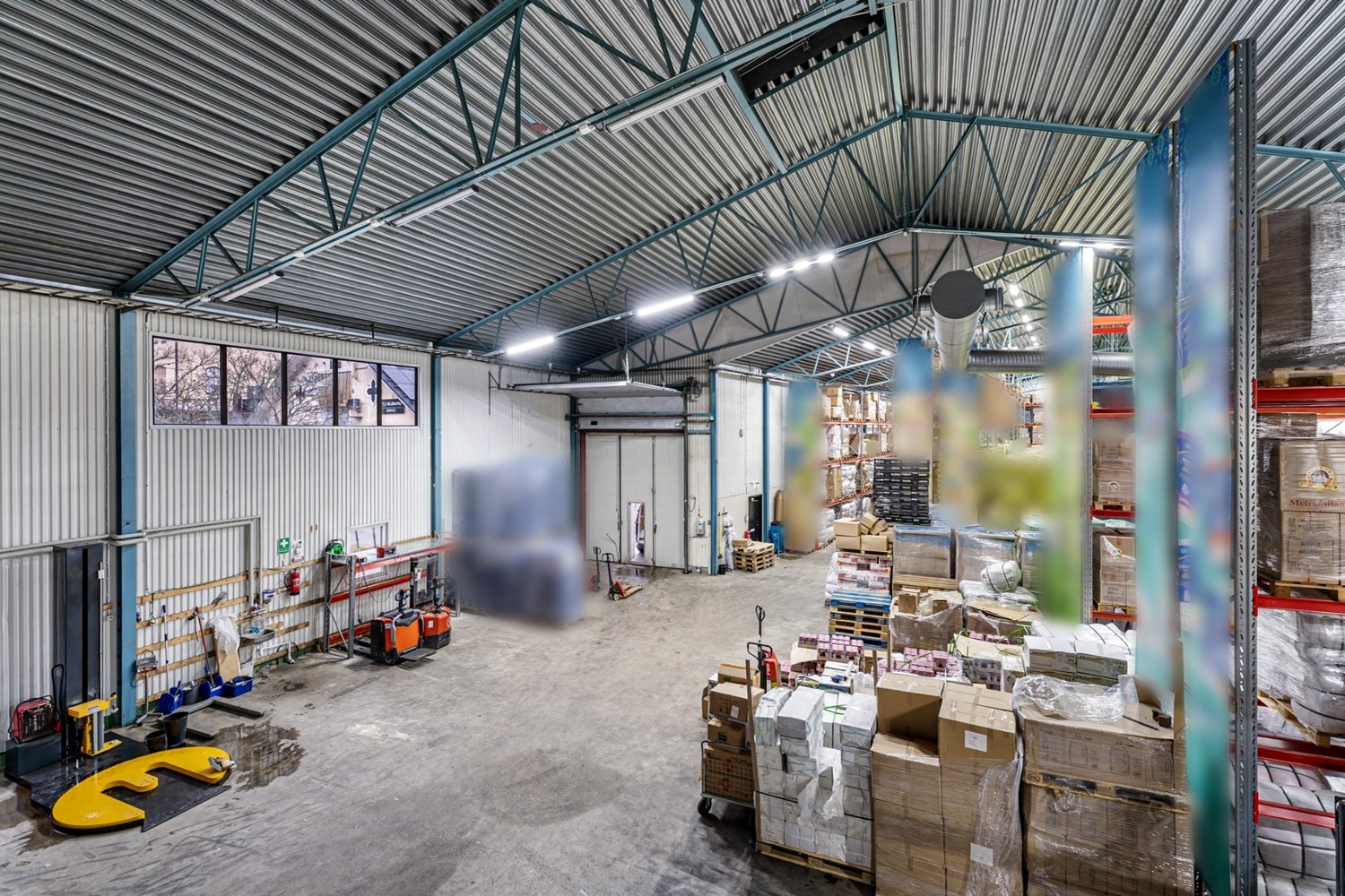 Lagerhall med lastport och takhoejd