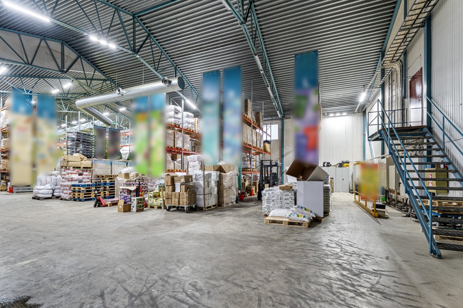 Lagerhall med pallstallage och takhojd