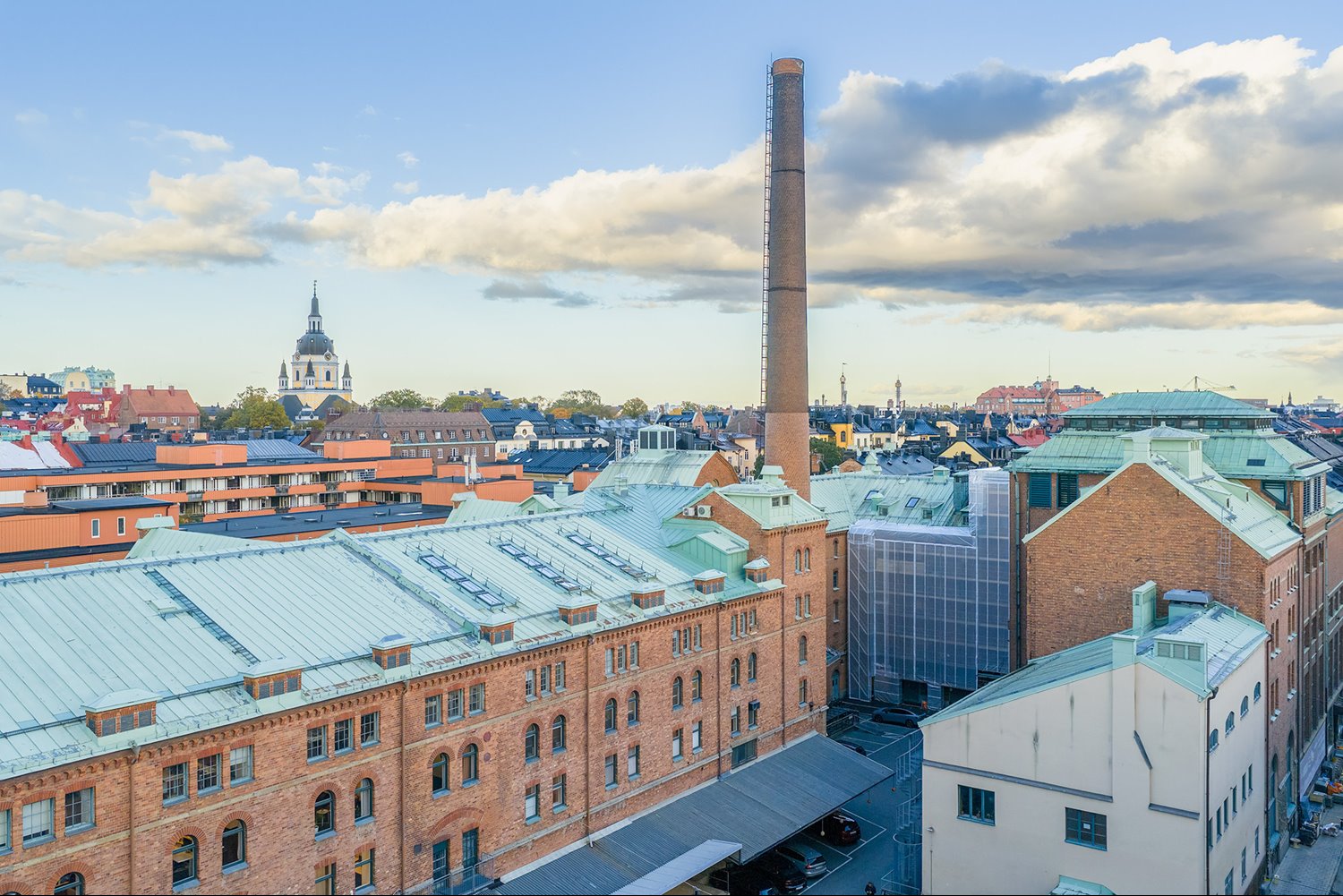 Utsikt över takåsarna på Söder med Sofia kyrka i fonden – ett klassiskt och charmigt stadslandskap.