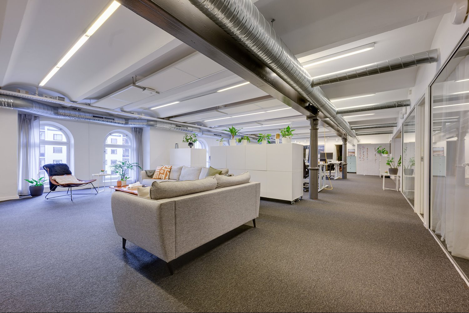 Stora ytor, generös takhöjd och ljusinsläpp från välvda fönster ger en trivsam arbetsmiljö..