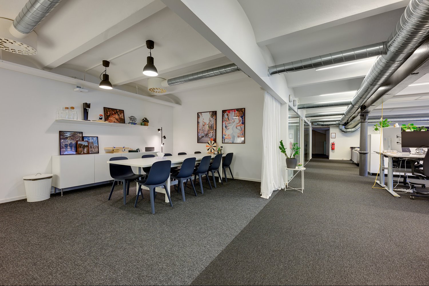 Öppen planlösning med plats för flera arbetsstationer i en ljus och trivsam miljö.