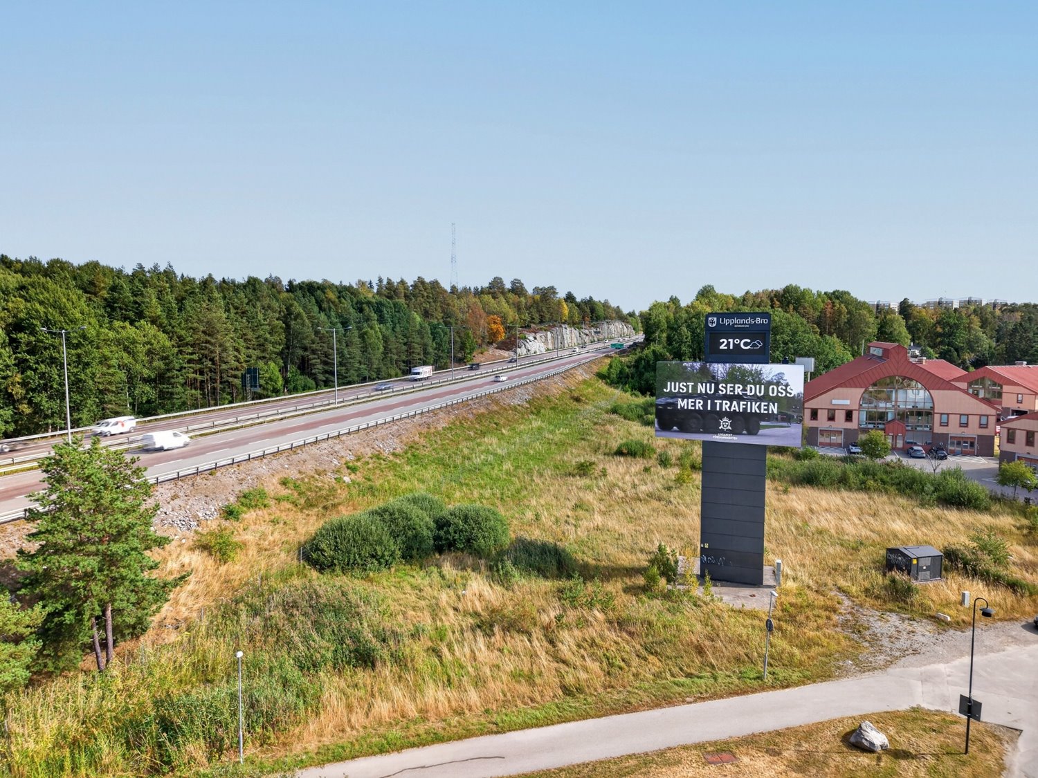 Strategiskt skyltläge intill motorvägen