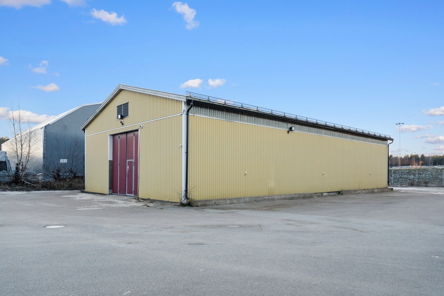 Exteriör industribyggnad med stor gårdsplan