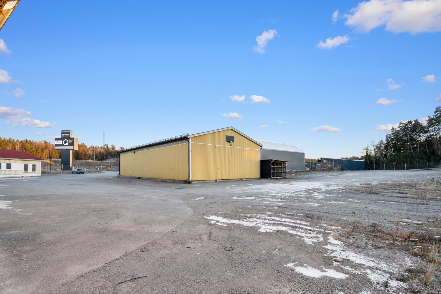 Gårdsplan med uppställningsytor