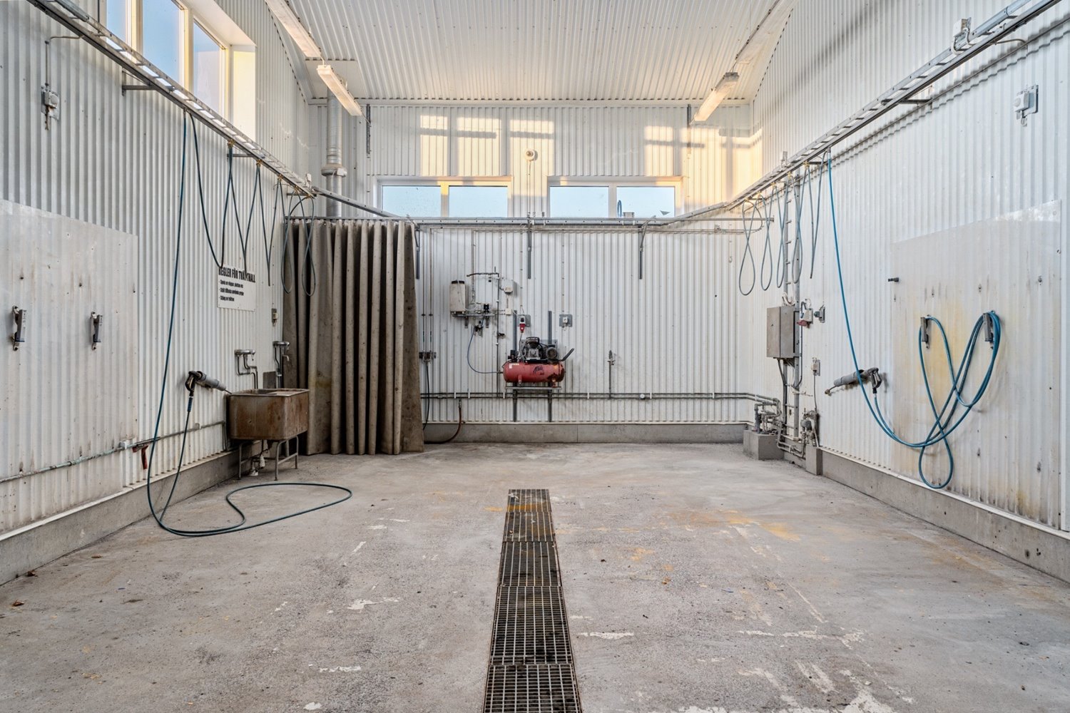 Tvätthall med golvbrunn och installationer