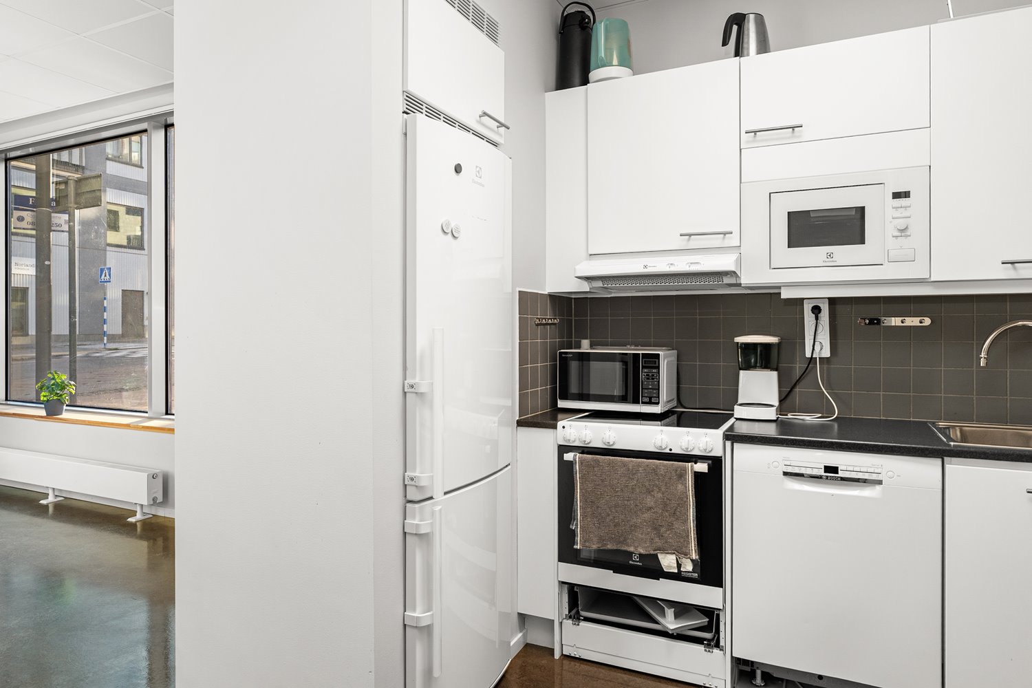 Smidig kökslösning integrerad i lokalen.