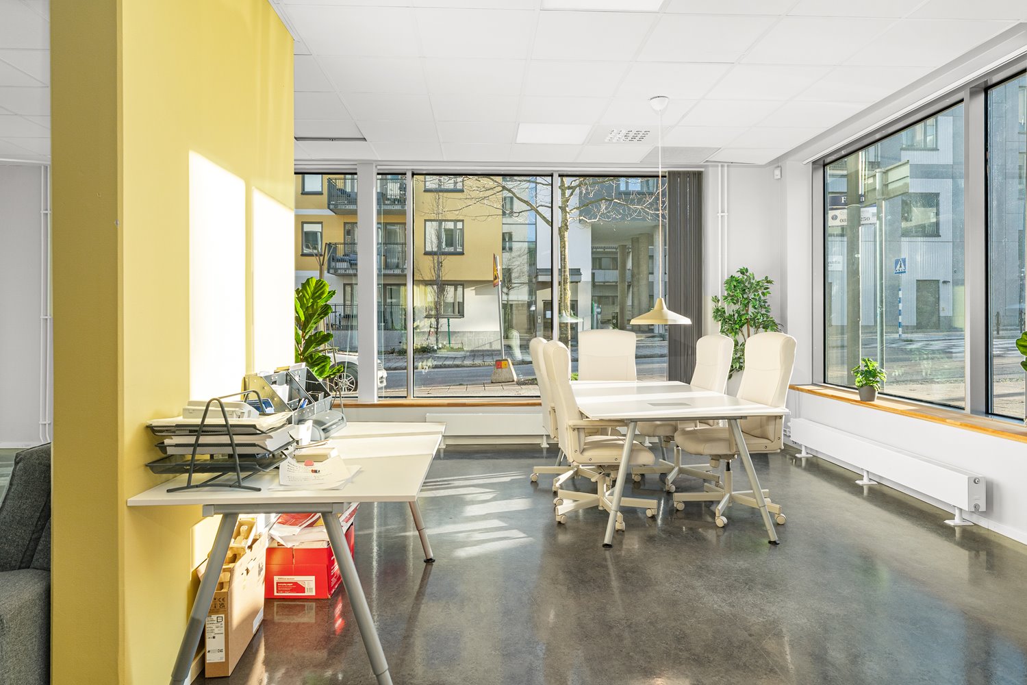 Öppen och ljus arbetsyta med fina möjligheter för flexibel planlösning.