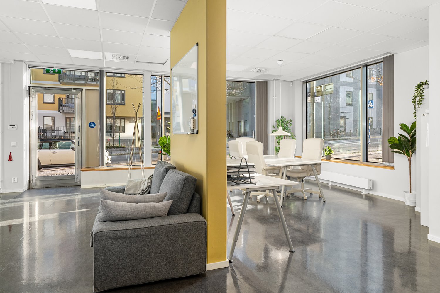 Stora ljusinsläpp och trivsam arbetsmiljö med modern känsla.