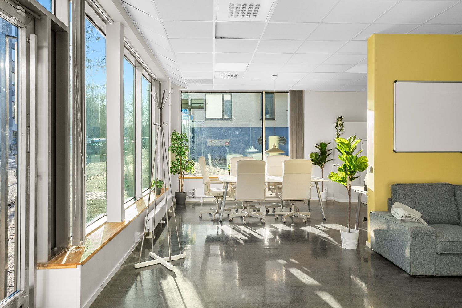 Stora skyltfönster längs hela hörnet – maximalt ljusinsläpp och bra exponering.