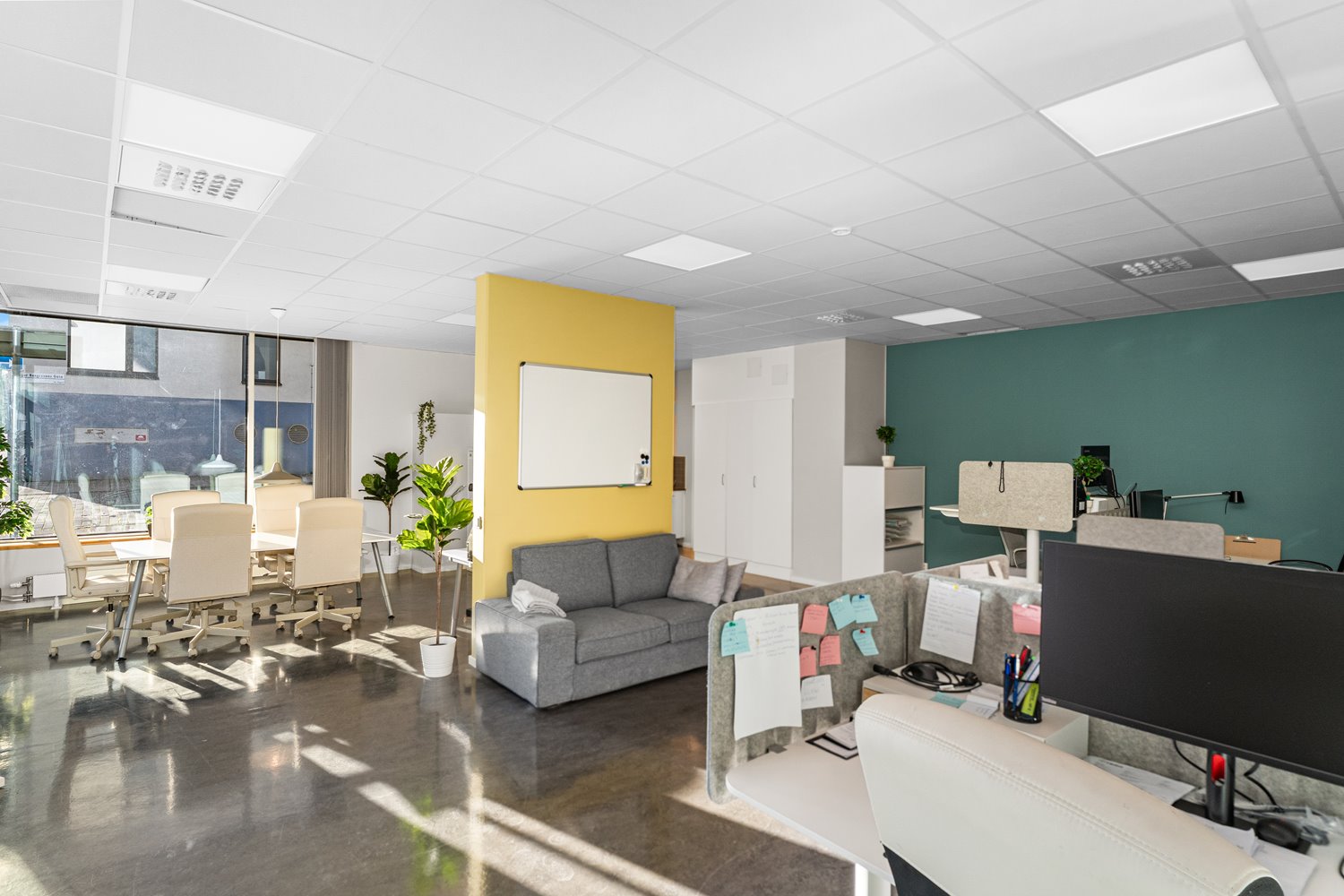 Rymlig och ljus kontorsyta med stora fönster och sociala ytor i direkt anslutning.