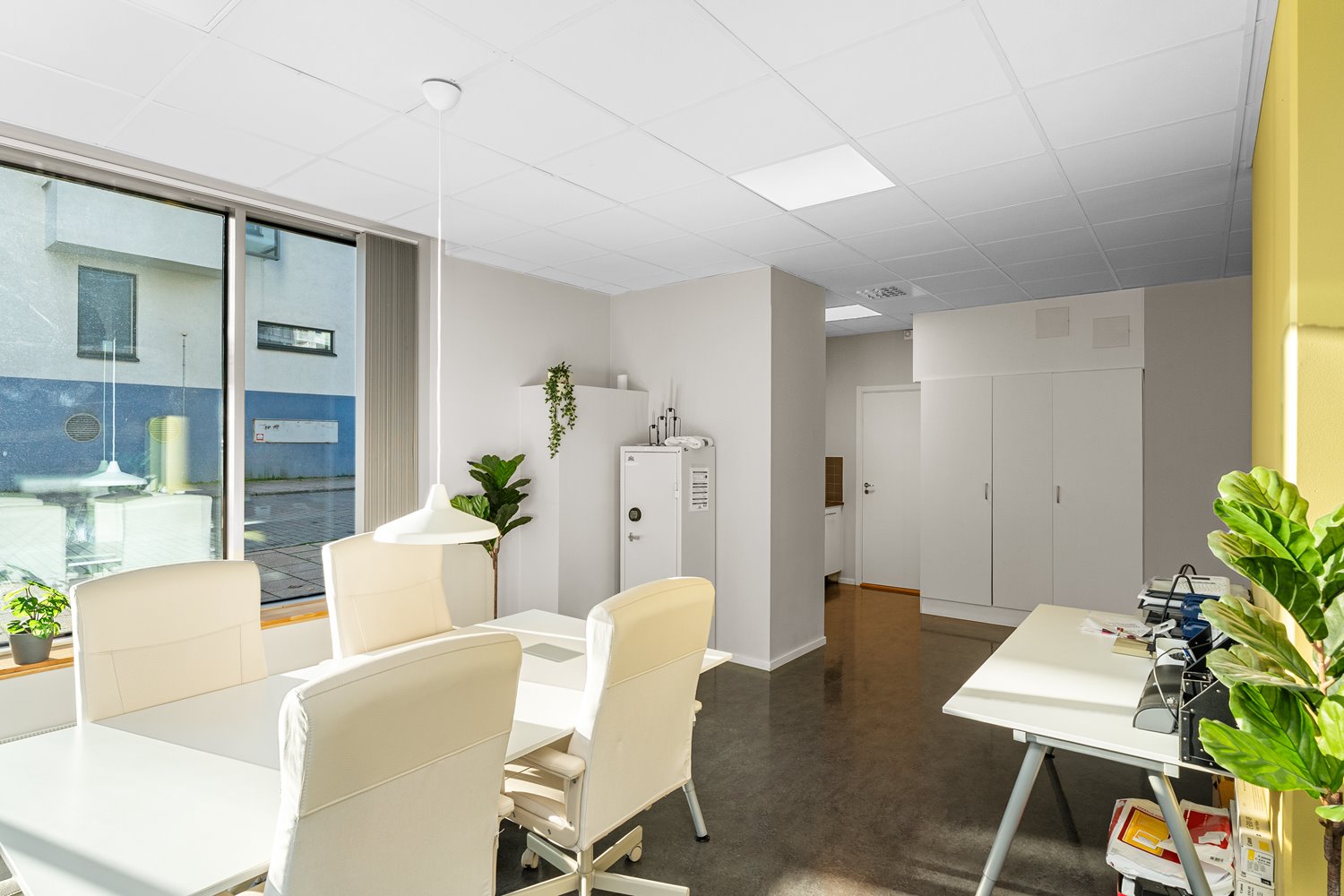 Mötes- och arbetsdel med fint ljusinsläpp och praktiska förvaringslösningar.