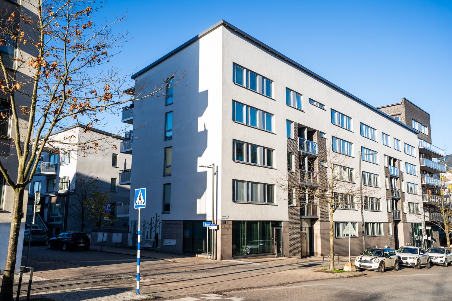 Fasadvy över kvarteret – modern miljö med närhet till både service och kommunikationer.