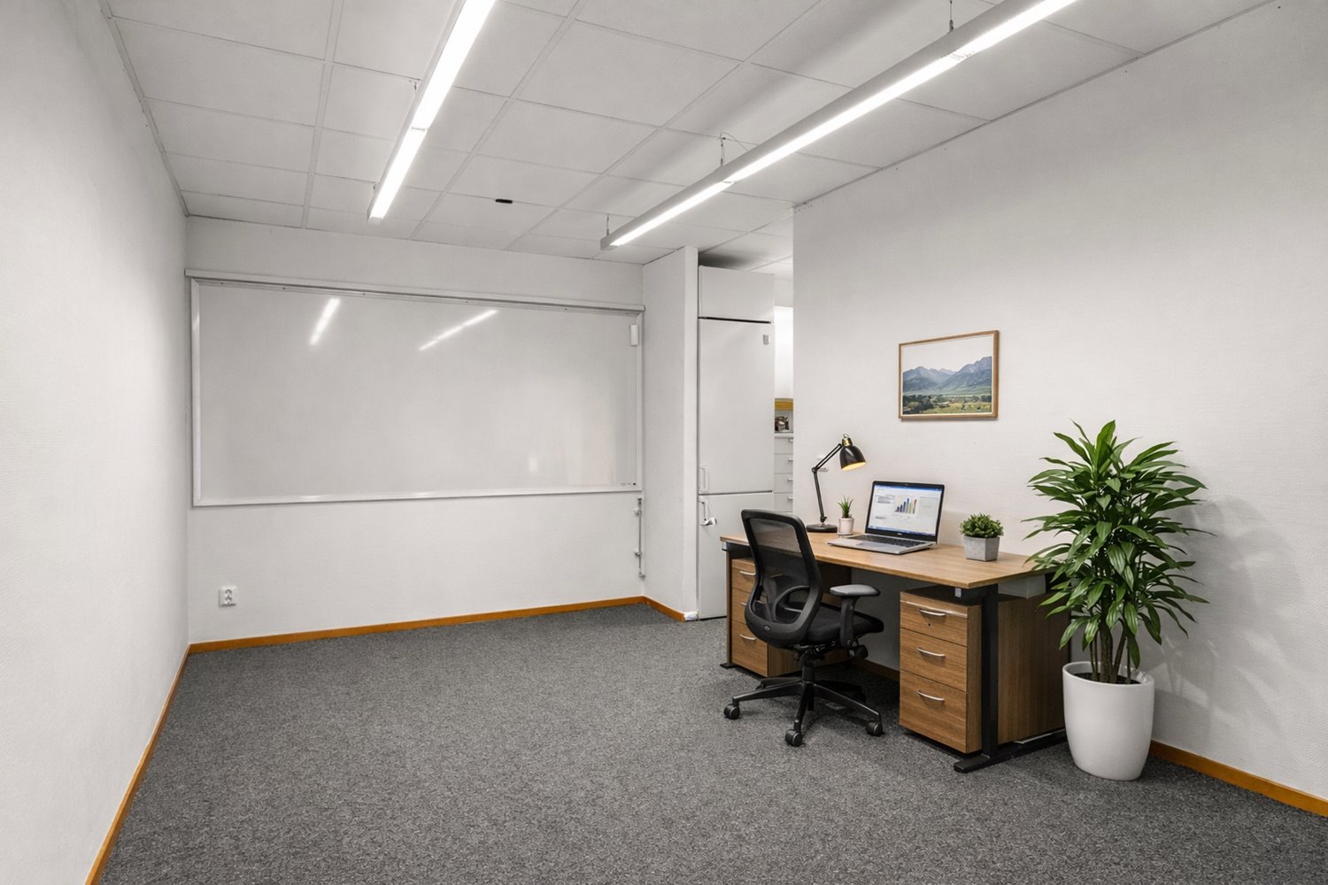 Kontorsrum med whiteboard