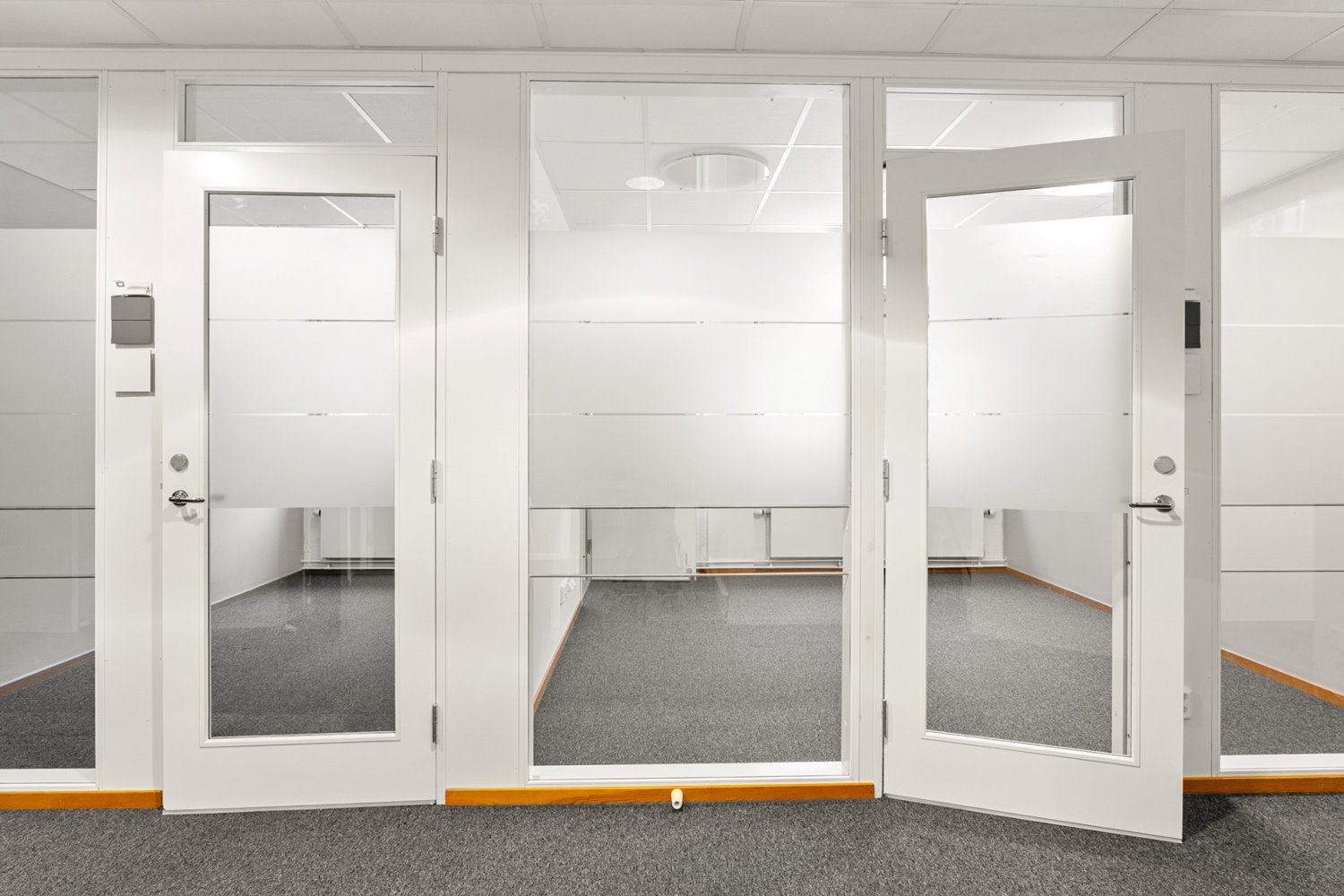 Kontorsrum med glaspartier och ljusinslapp