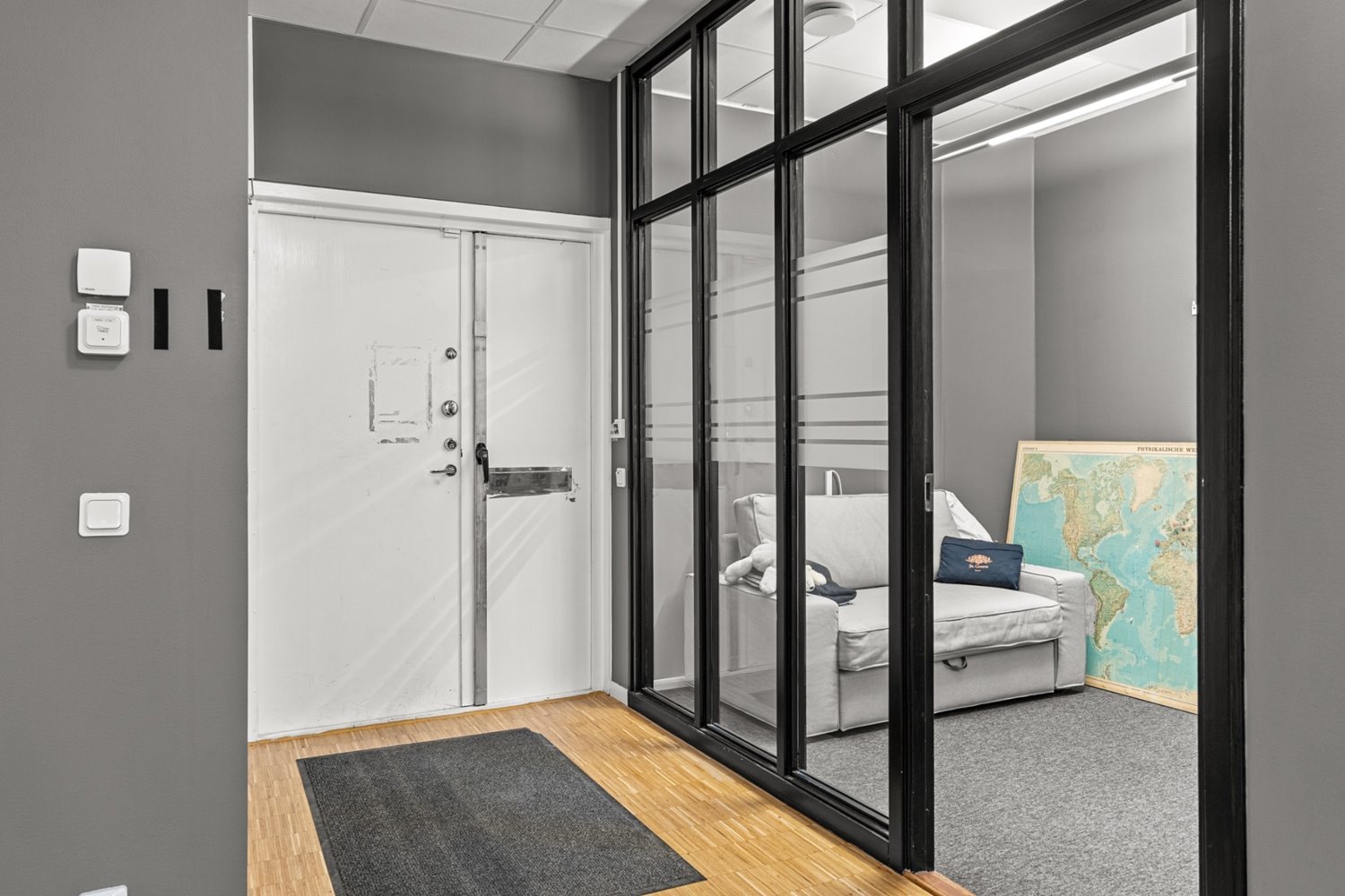 Entré med glasade rum