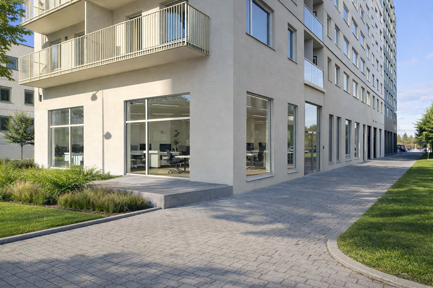 hörnlokal med sol in i två väderstreck med fasaden