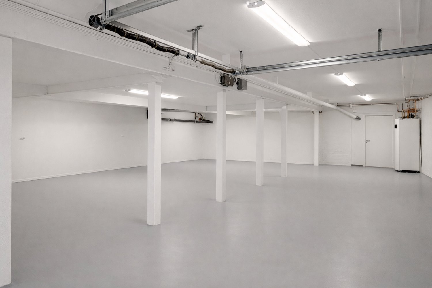 Generös lageryta med bra takhöjd och stabil pelarkonstruktion. Den öppna planlösningen gör lokalen flexibel för olika typer av verksamheter.