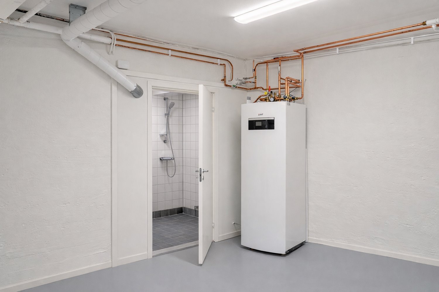 nyinstallerad värmeanläggning samt tillgång till nyinstallerad duschutrymme och toalett . Perfekt för verksamheter som behöver personalutrymmen i anslutning till lagret.