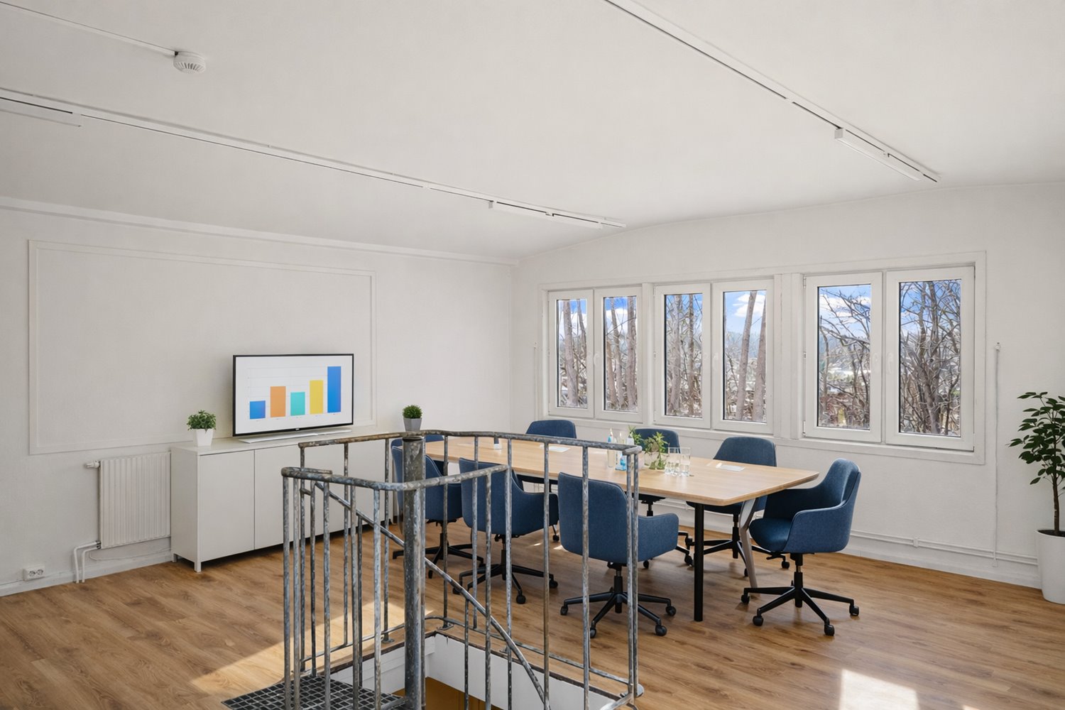 Rymlig kontorsyta med plats för mötesbord och arbetsplatser. Den öppna planlösningen skapar en social och funktionell arbetsmiljö.