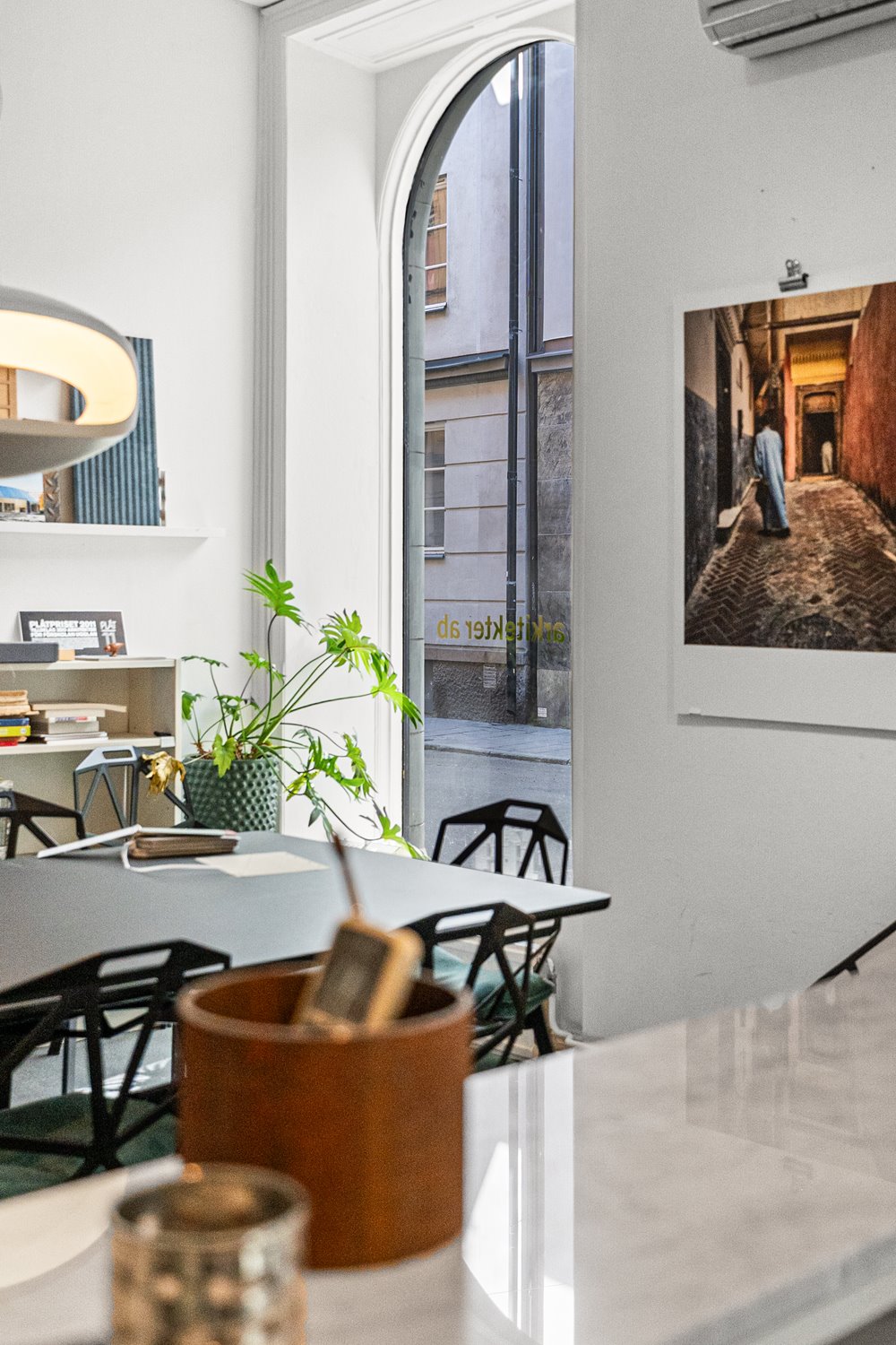 Karaktärsfull yta med stora fönsterpartier och fin kontakt mot gatan som skapar liv och inspiration.