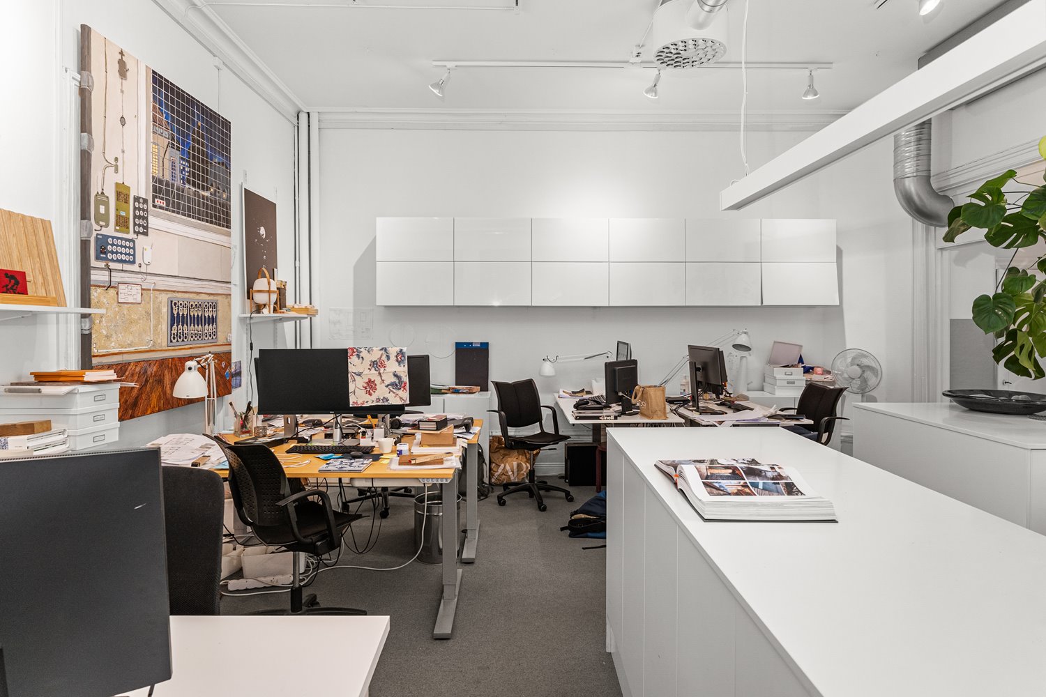 Ljus och kreativ kontorsyta med plats för flera arbetsplatser i inspirerande miljö.