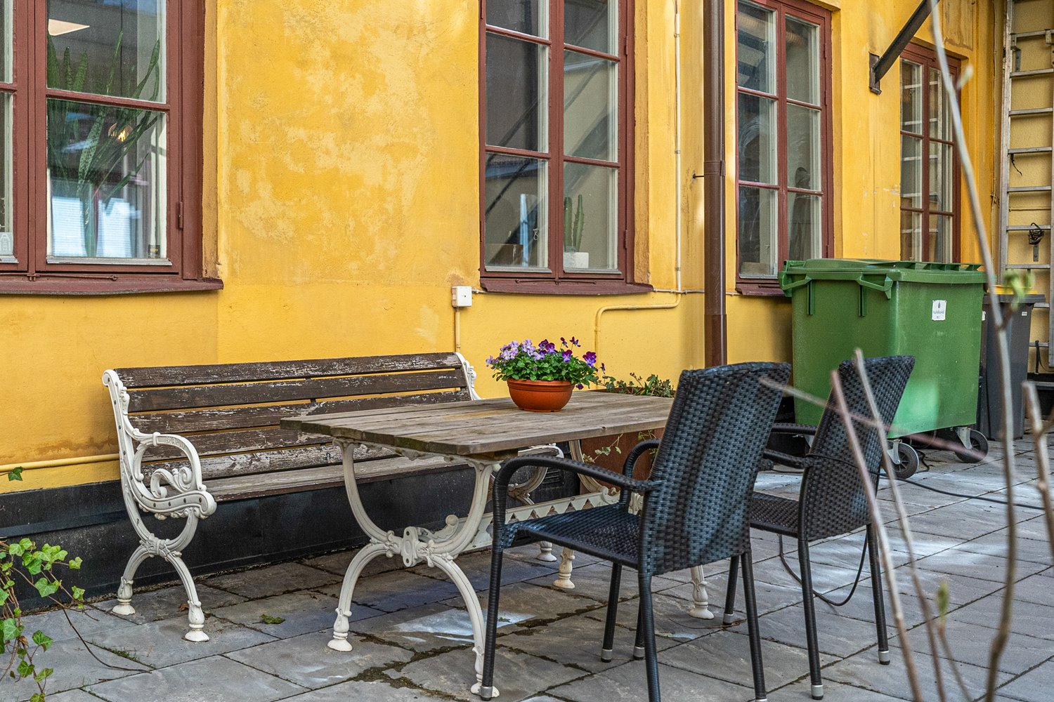 Mysig gårdsmiljö perfekt för pauser, luncher eller fika.