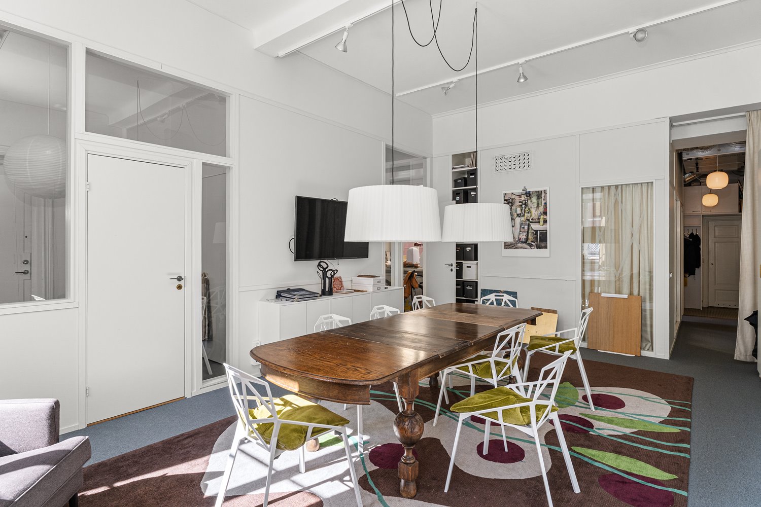 Stilfullt mötesrum med ljusinsläpp