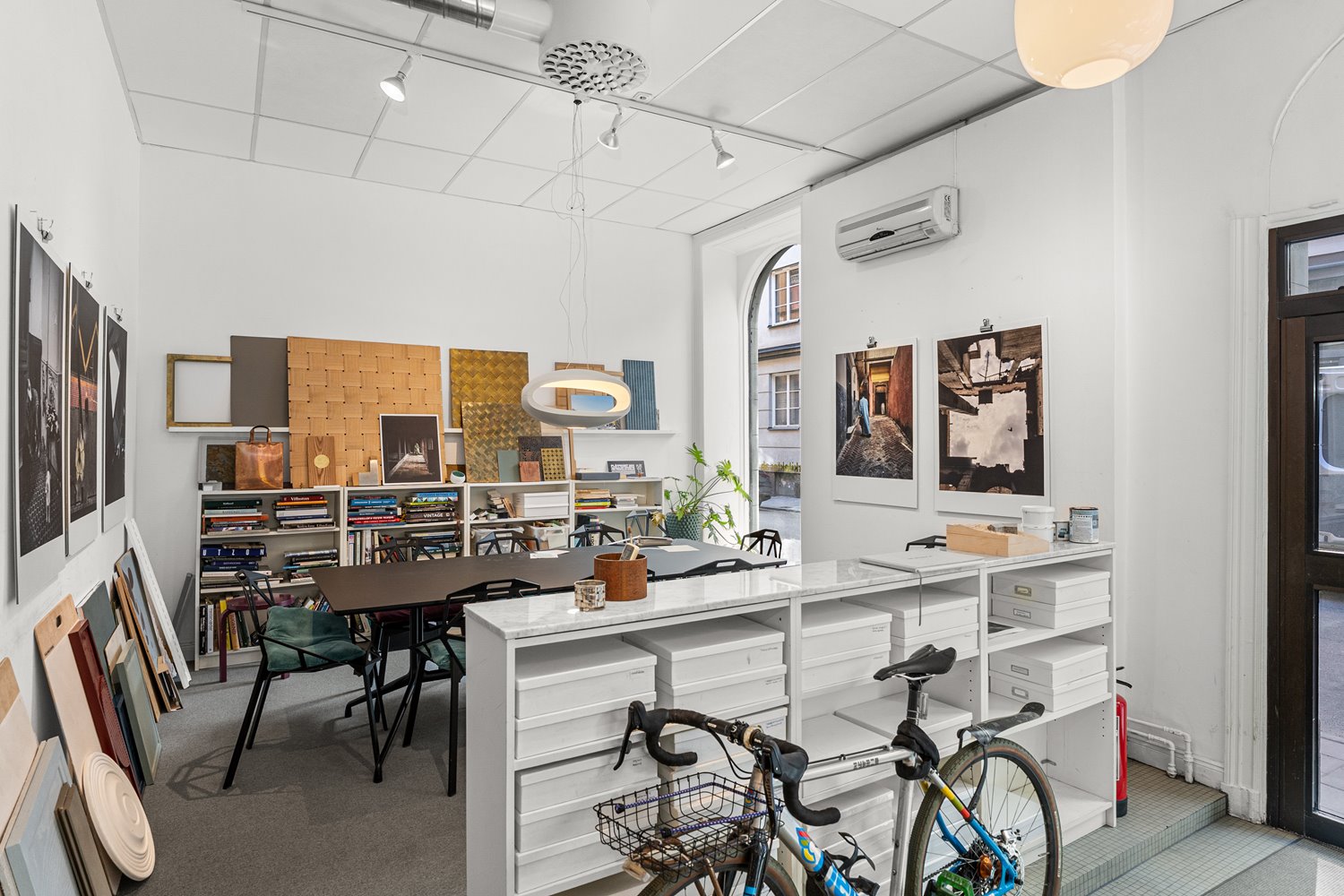 Inspirerande arbetsyta med kreativ atmosfär vid ingången och plats för samarbete.