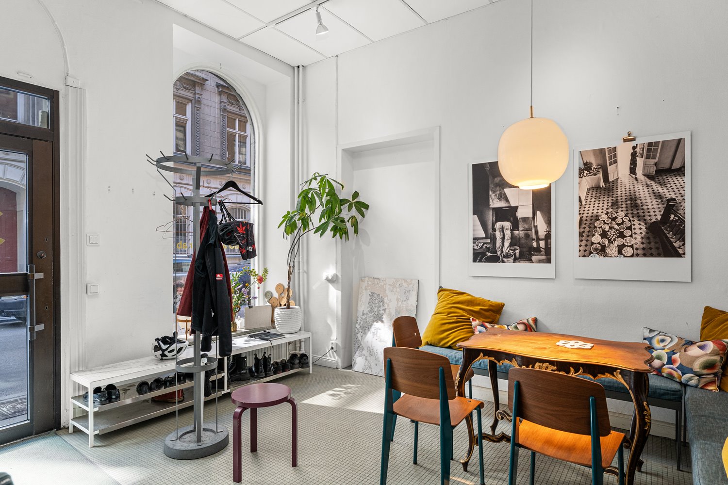 Inbjudande entré- och loungeyta med karaktär och härligt ljusinsläpp.