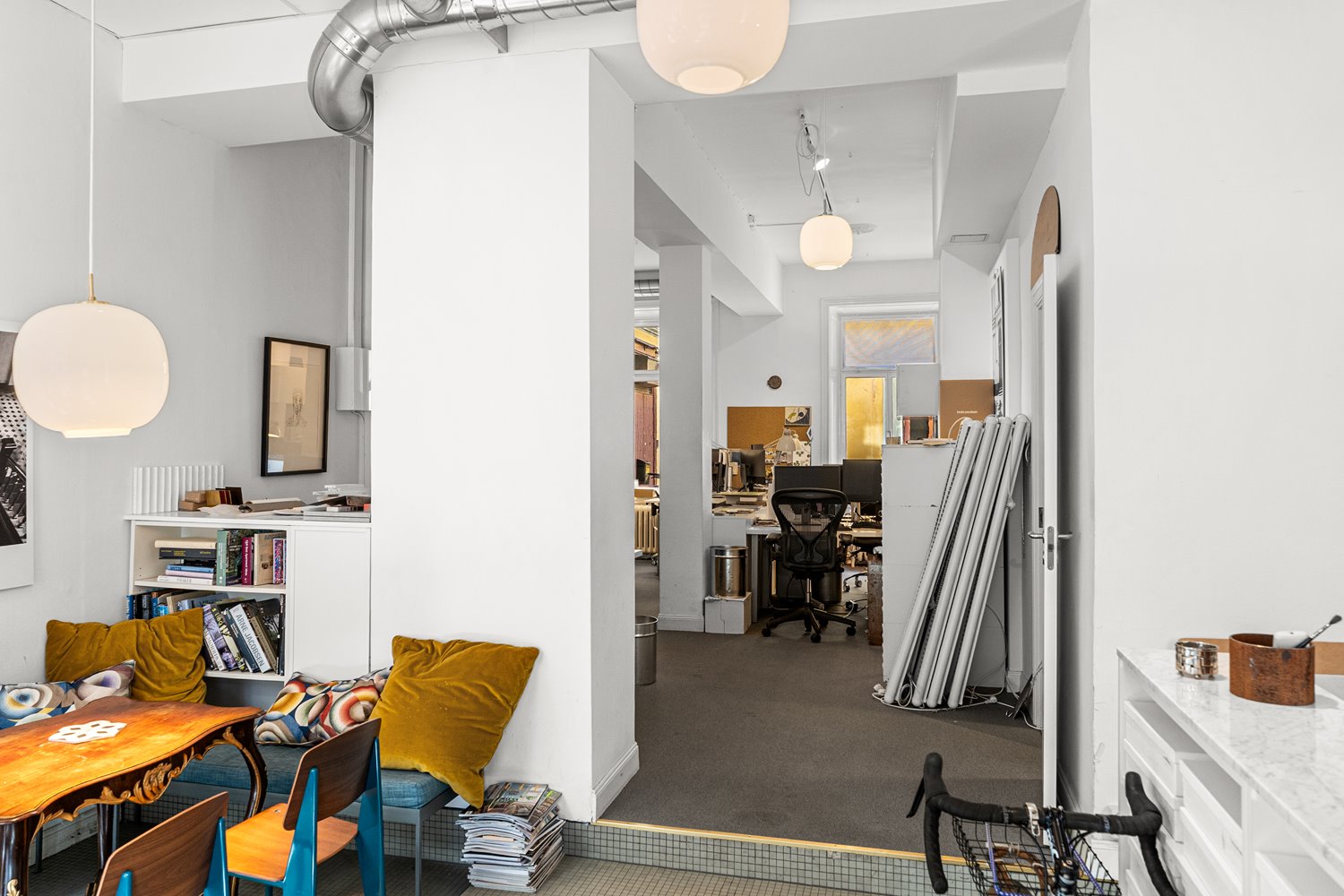 Loungedel som skapar en välkomnande känsla och naturlig mötesplats i lokalen.