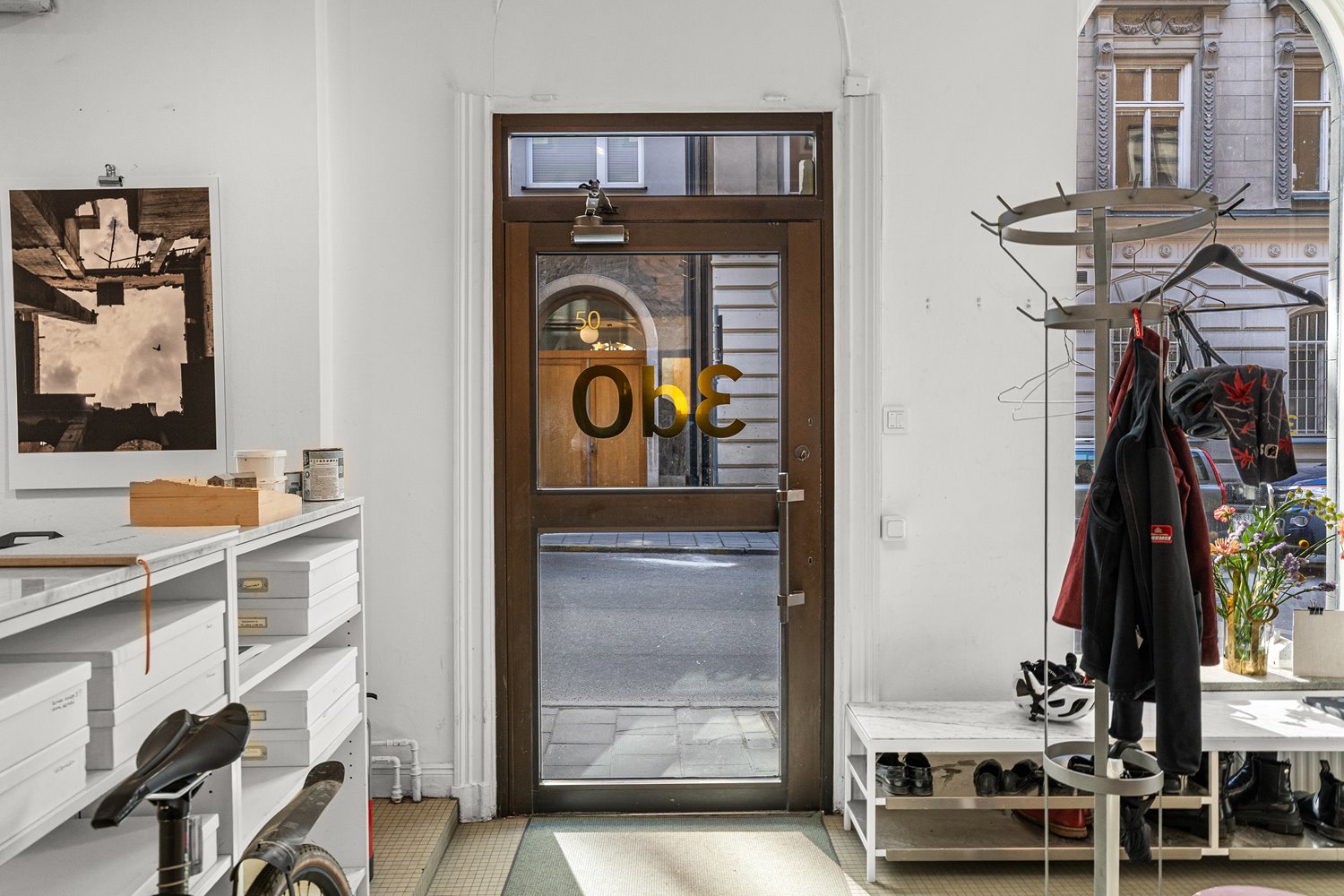 Representativ entré med direkt access från gatan som ger ett professionellt första intryck.