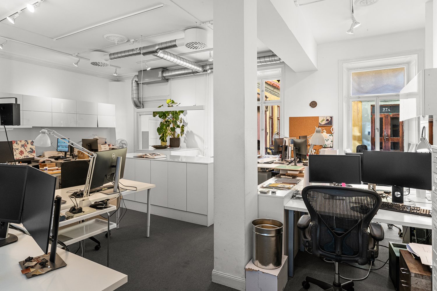 Effektiv arbetsyta i öppen planlösning med gott om plats för teamarbete och flexibilitet.