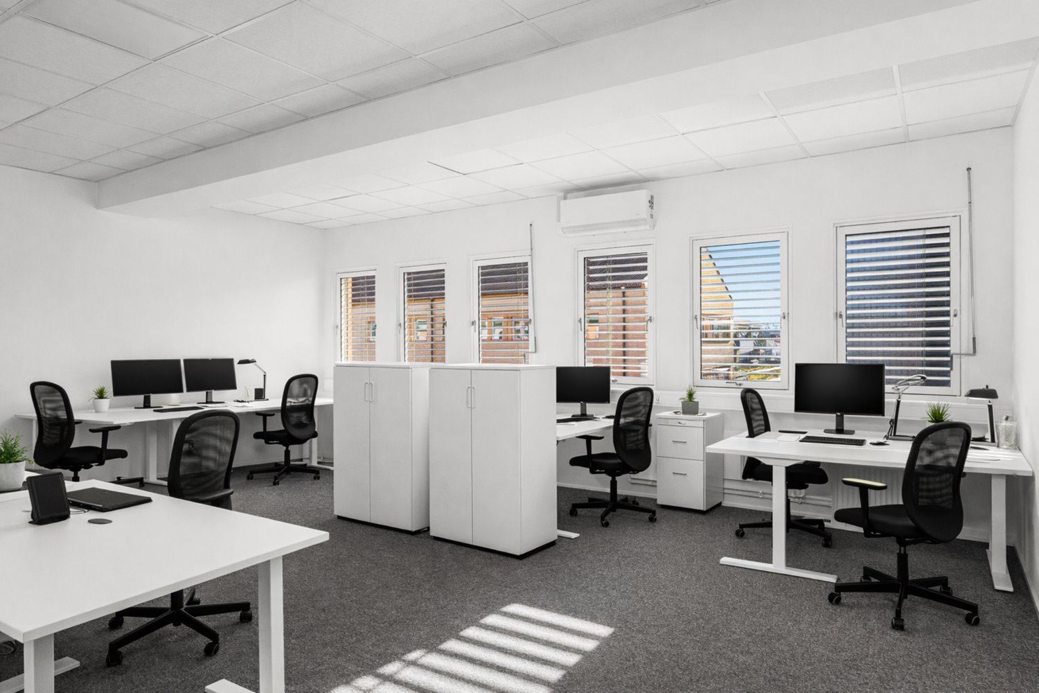 Modernt kontor med stora fonster och bra ljusinslapp