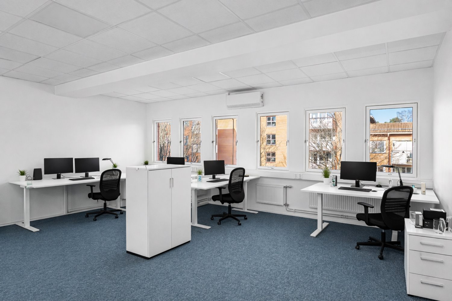 Effektivt kontorslandskap med god arbetsyta och naturligt ljus