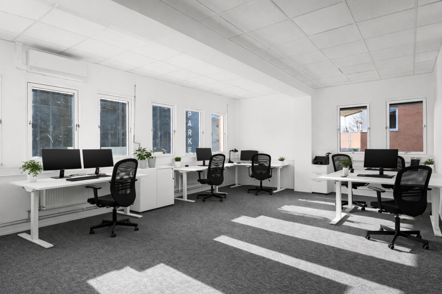 Ljust oppet kontorslandskap med plats for flera arbetsplatser