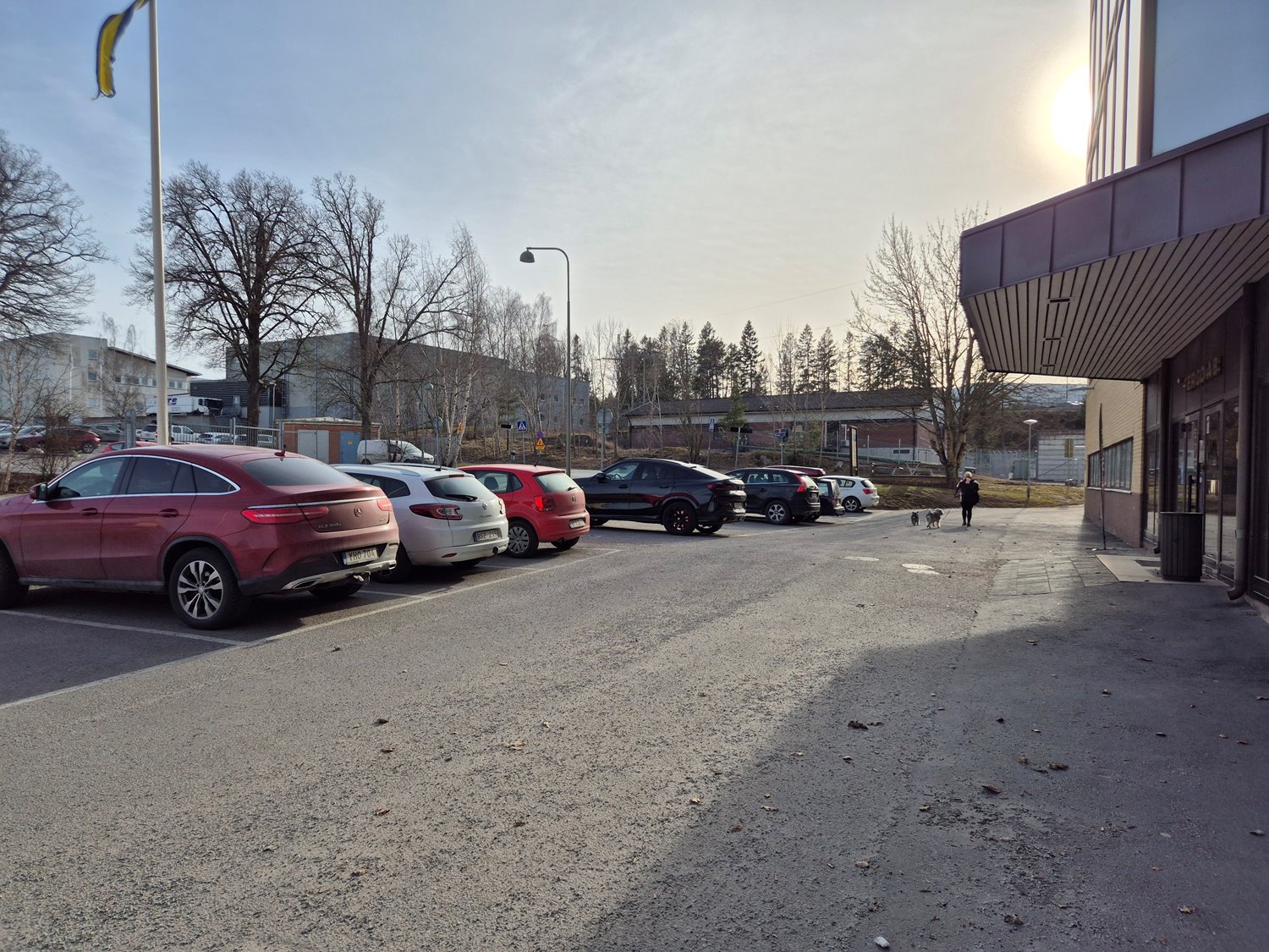 Parkering intill byggnaden