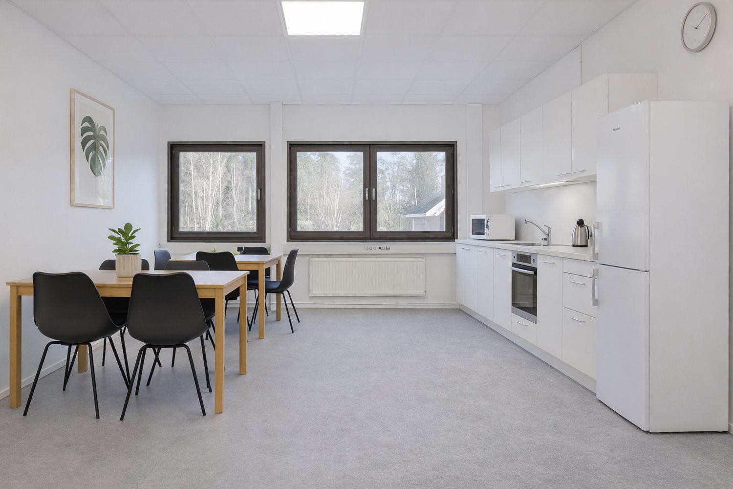 Stilrent, nyrenoverat kök med full utrustning och trevlig matplats – perfekt för lunch.