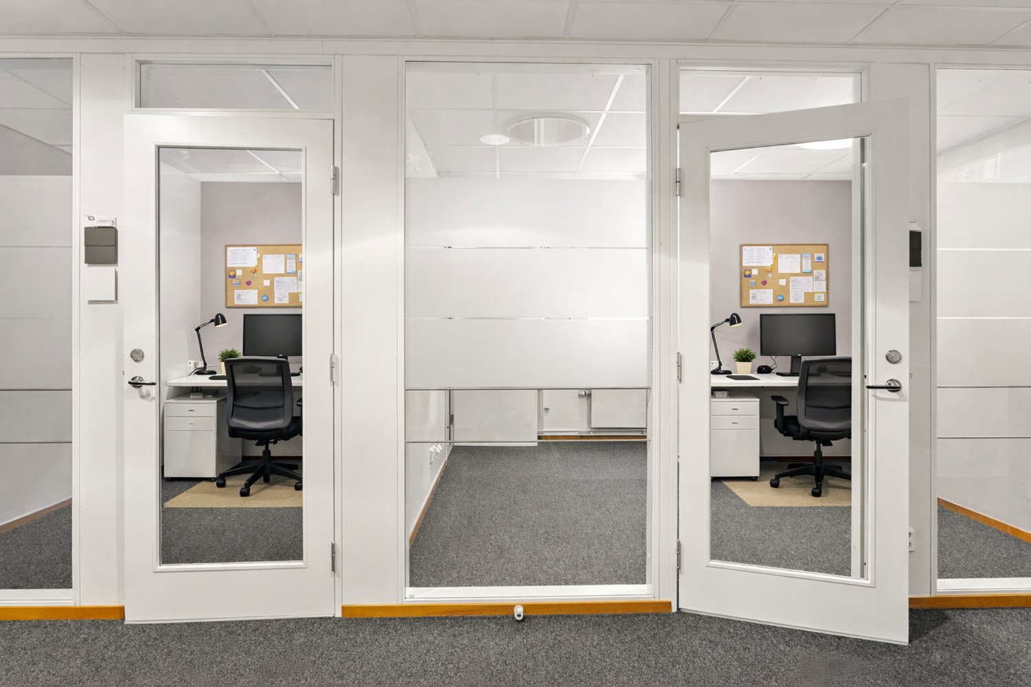 Kontorsrum med glaspartier och ljusinslapp